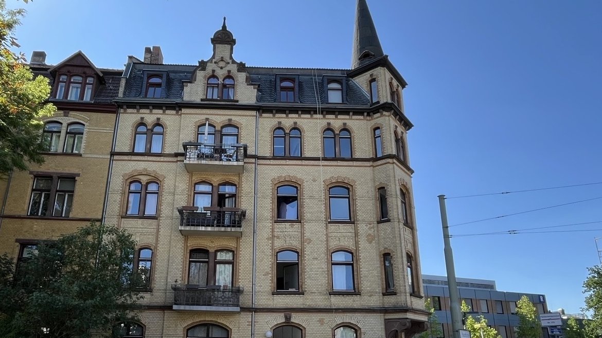 Gepflegte Gründerzeit-Fassade mit Balkonen und Turmspitze 