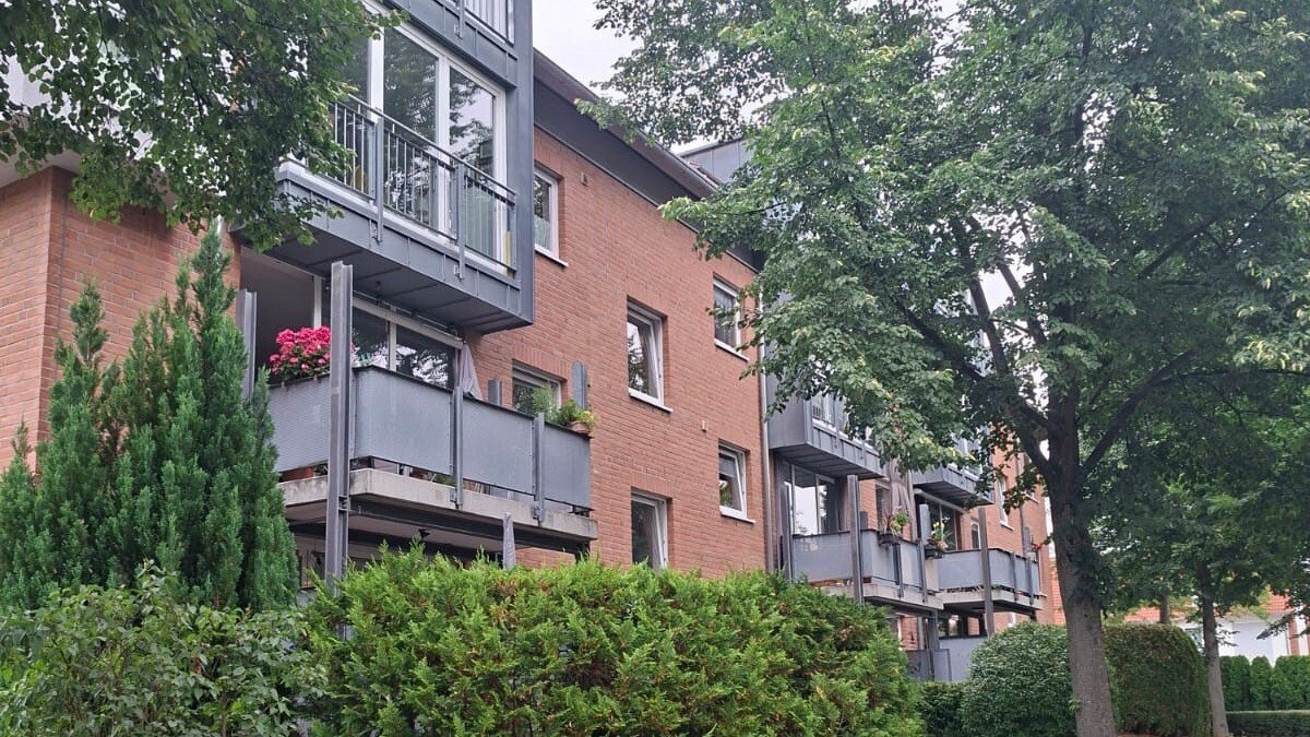 Mehrfamilienhaus mit modernen Balkonen und Backsteinfassade, umgeben von Grün – gepflegtes Mietobjekt im Rahmen professioneller Mietverwaltung 