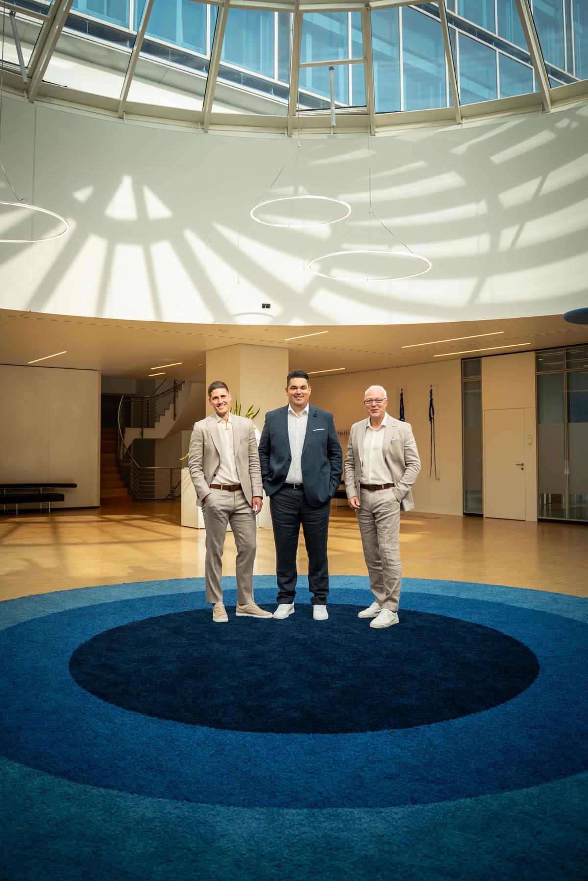 Geschäftsführer Alexander Neckenig, Geschäftsführer Volker Angerstein und Prokurist Christoph Vit von Volksbank Immobilien Kassel Göttingen in einer Empfangshalle