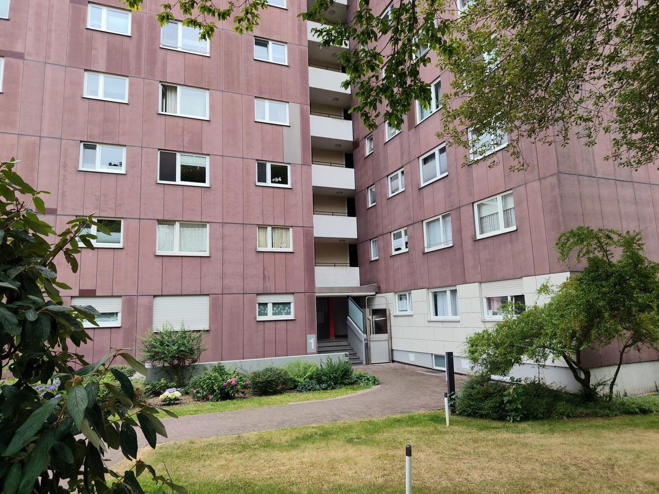Mehrgeschossiges Mehrfamilienhaus mit gepflegter Grünanlage im Eingangsbereich – gut verwaltetes Gemeinschaftseigentum im Rahmen einer professionellen WEG-Verwaltung 
