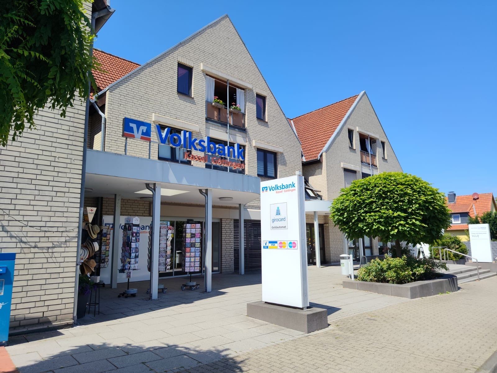 Gebäude mit Volksbank-Filiale im Erdgeschoss und Wohneinheiten in den oberen Stockwerken – Sondereigentum im Rahmen einer professionellen SEV-Verwaltung 