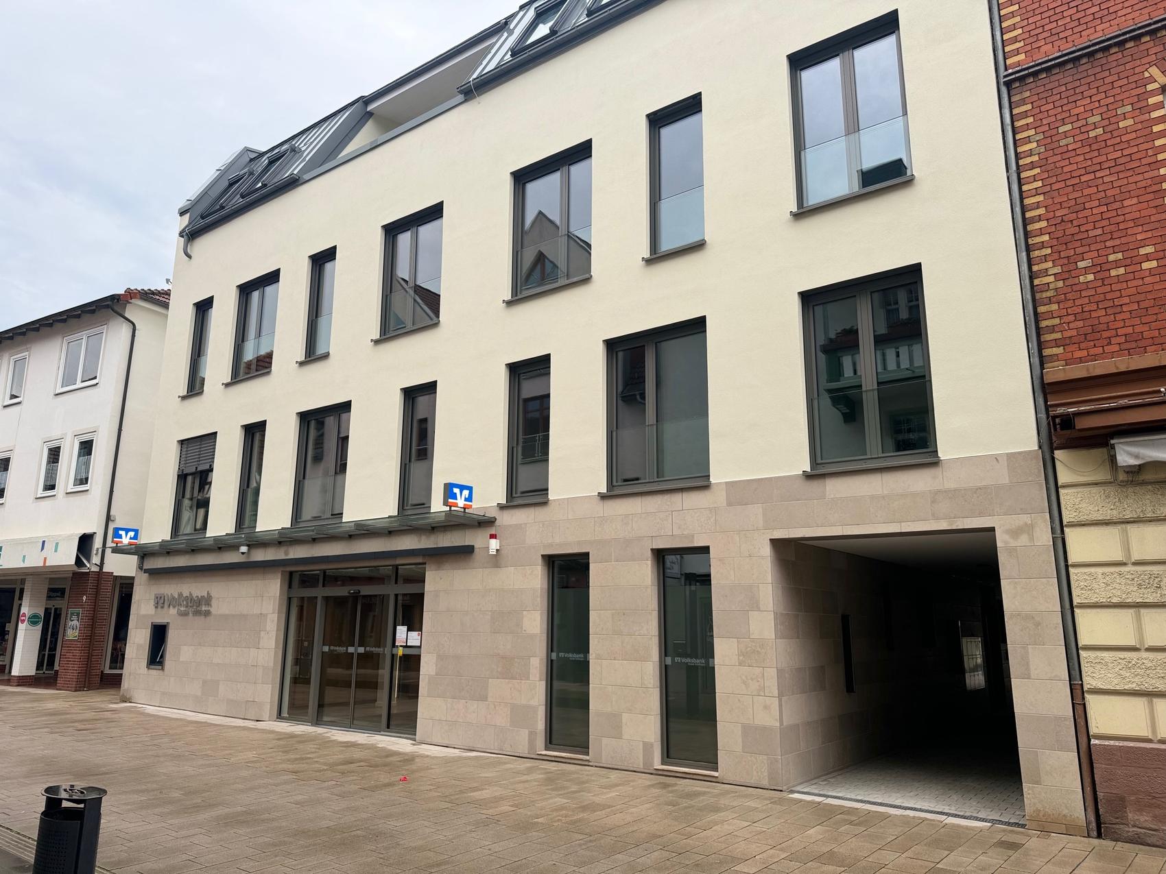 Außenansicht einer Volksbank-Filiale als Teil des regionalen Netzwerks von Volksbank Immobilien Kassel Göttingen