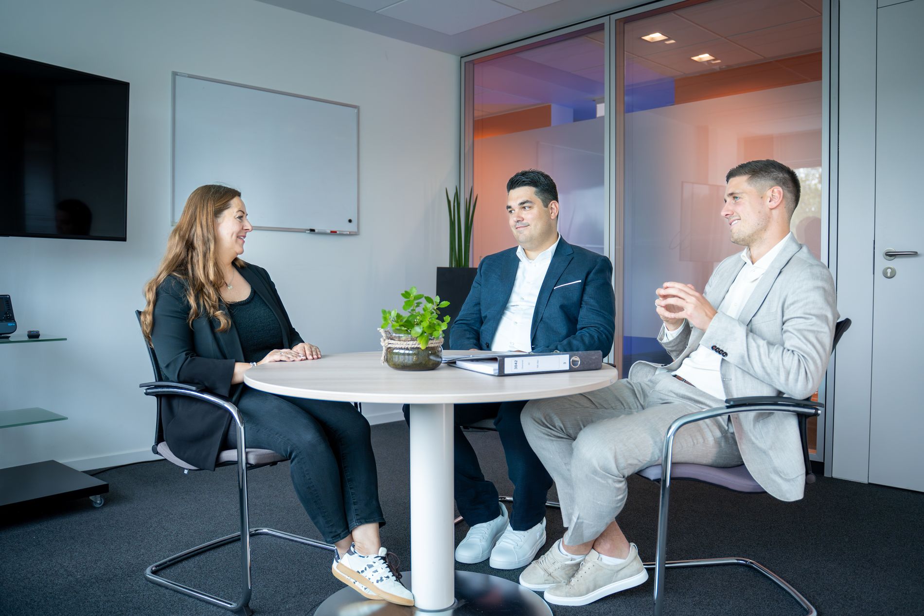 Ein Team erarbeitet gemeinsam einen Jahresplan anhand von Unterlagen und Notizen 