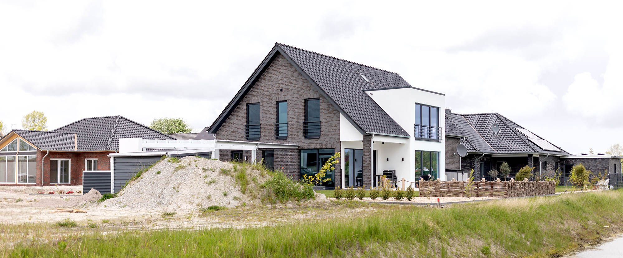 Modernes Einfamilienhaus mit Klinkerfassade und Satteldach in einem neu erschlossenen Wohngebiet