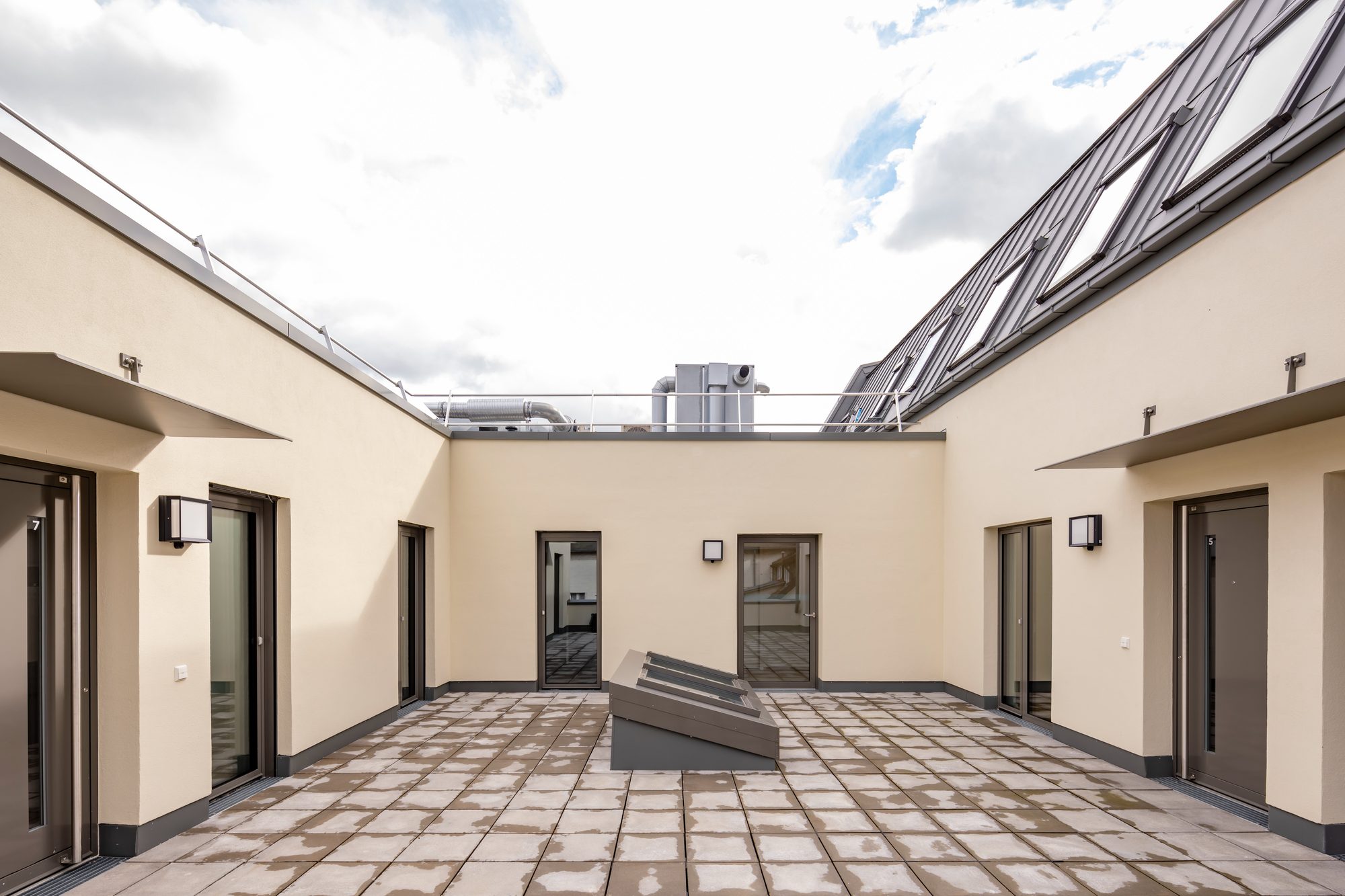 Gepflegter Innenhof mit mehreren Eigentumswohnungen und privaten Terrassenzugängen – gut verwaltetes Sondereigentum im Rahmen einer SEV-Verwaltung