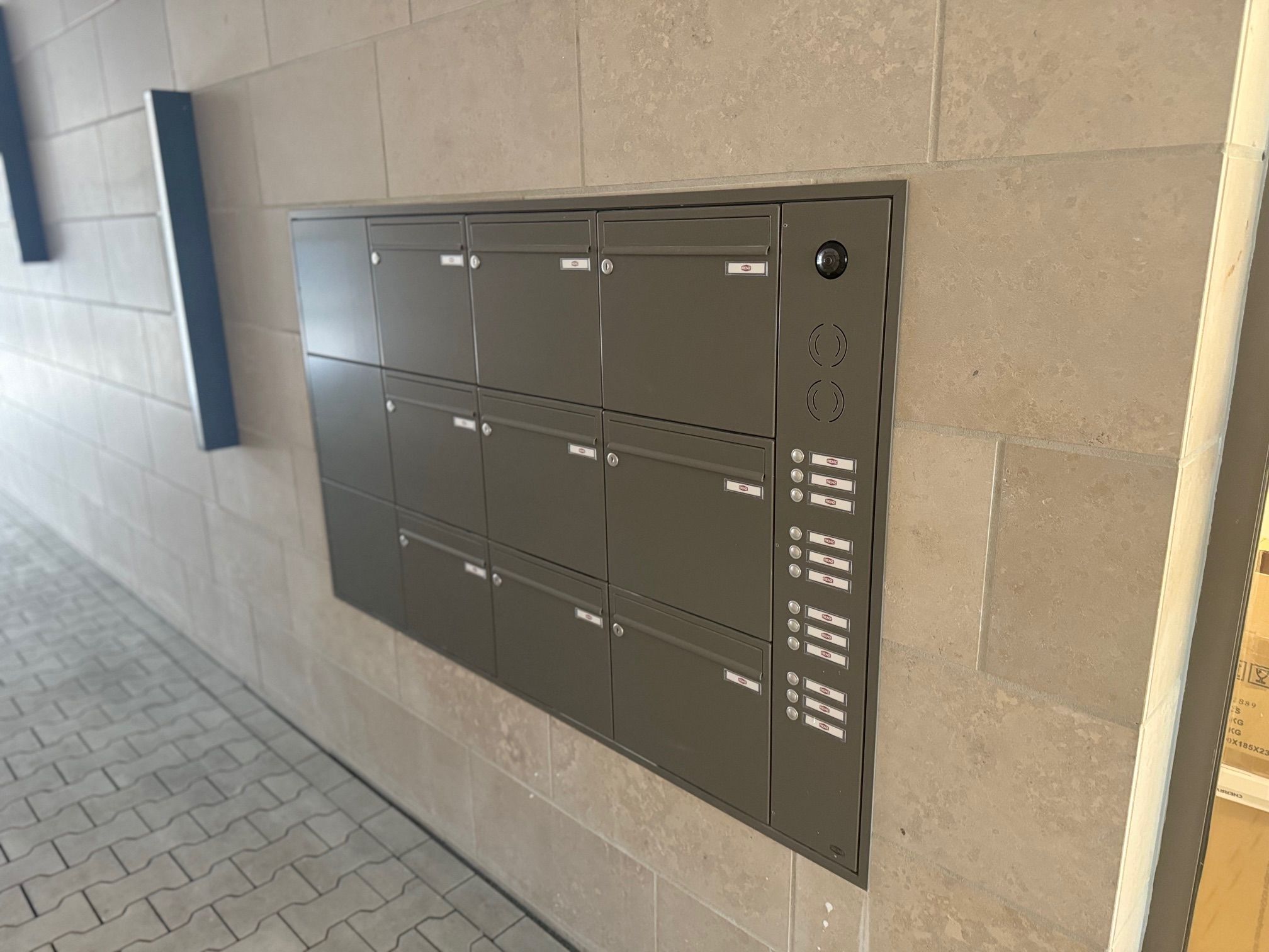Briefkastenanlage mit Klingeltasten und Video-Gegensprechanlage – gepflegter Hauseingang im Rahmen der Mietverwaltung von Volksbank Immobilien Kassel Göttingen