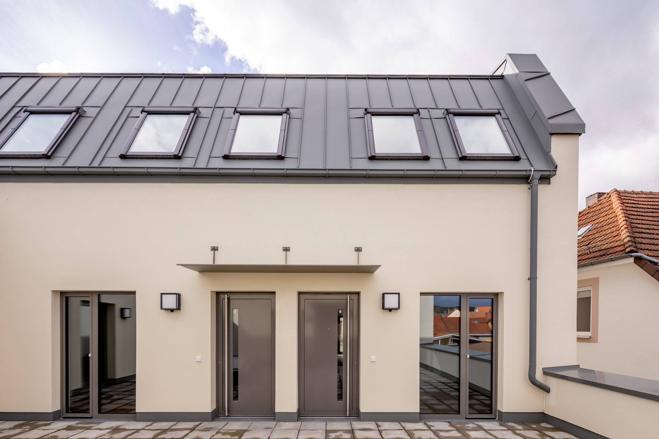Außenansicht eines sanierten Dachgeschosses mit zwei Wohneinheiten und Dachflächenfenstern – mit professionellem Property Management von Volksbank Immobilien Kassel Göttingen