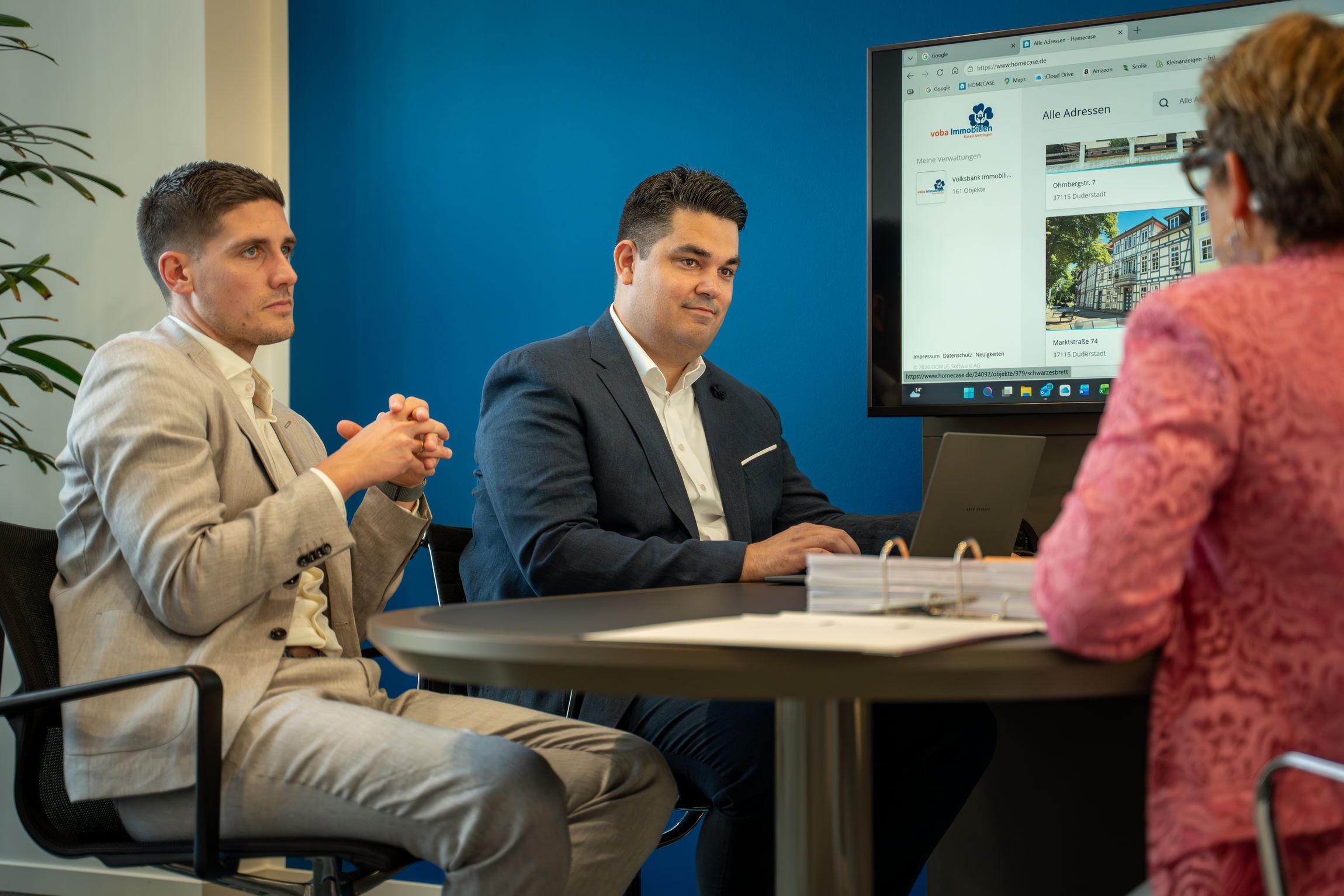 Teambesprechung mit Blick auf eine digitale Objektübersicht am Bildschirm – professionelles Property Management von Volksbank Immobilien GmbH Kassel Göttingen