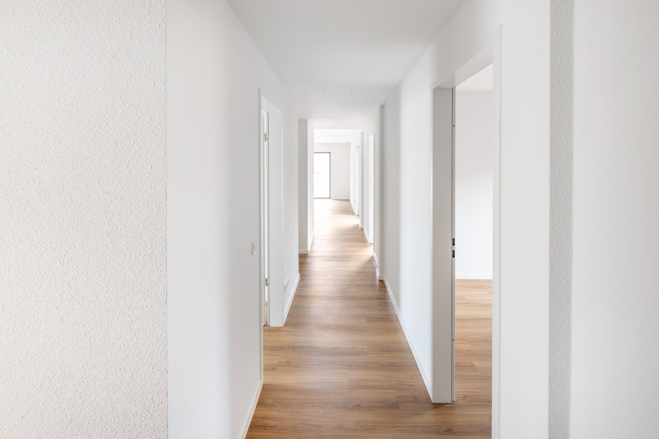 Heller, neuwertiger Wohnungsflur mit Holzboden und mehreren Zimmertüren – gepflegtes Mietobjekt im Rahmen professioneller Mietverwaltung 
