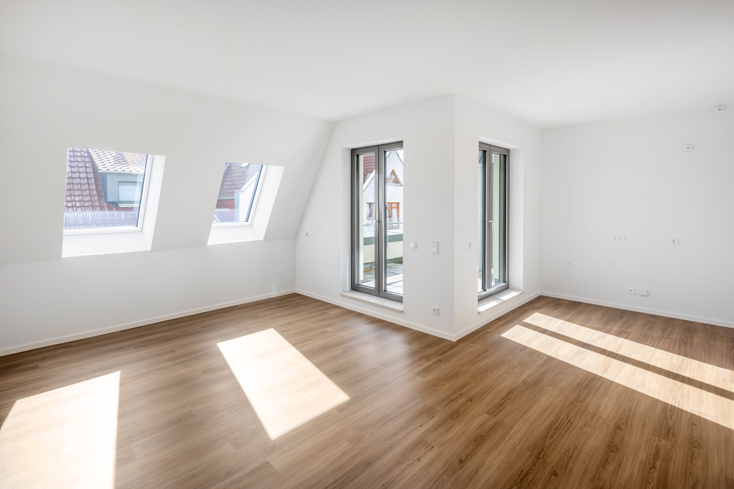 Helle Dachgeschosswohnung mit zwei Balkontüren und Dachflächenfenstern – Wohnung im Rahmen professioneller Mietverwaltung von Volksbank Immobilien Kassel Göttingen