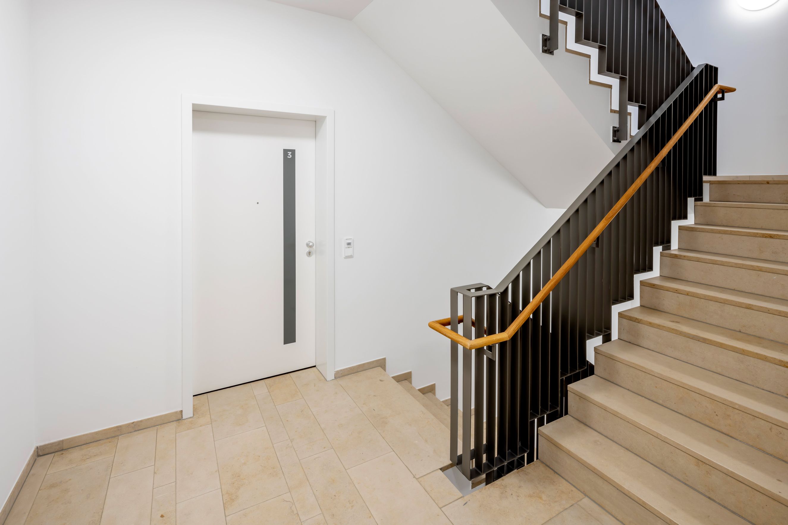 Modernes Treppenhaus mit hochwertigen Materialien als Teil des gepflegten Gemeinschaftseigentums – verwaltet von einer professionellen WEG-Verwaltung 