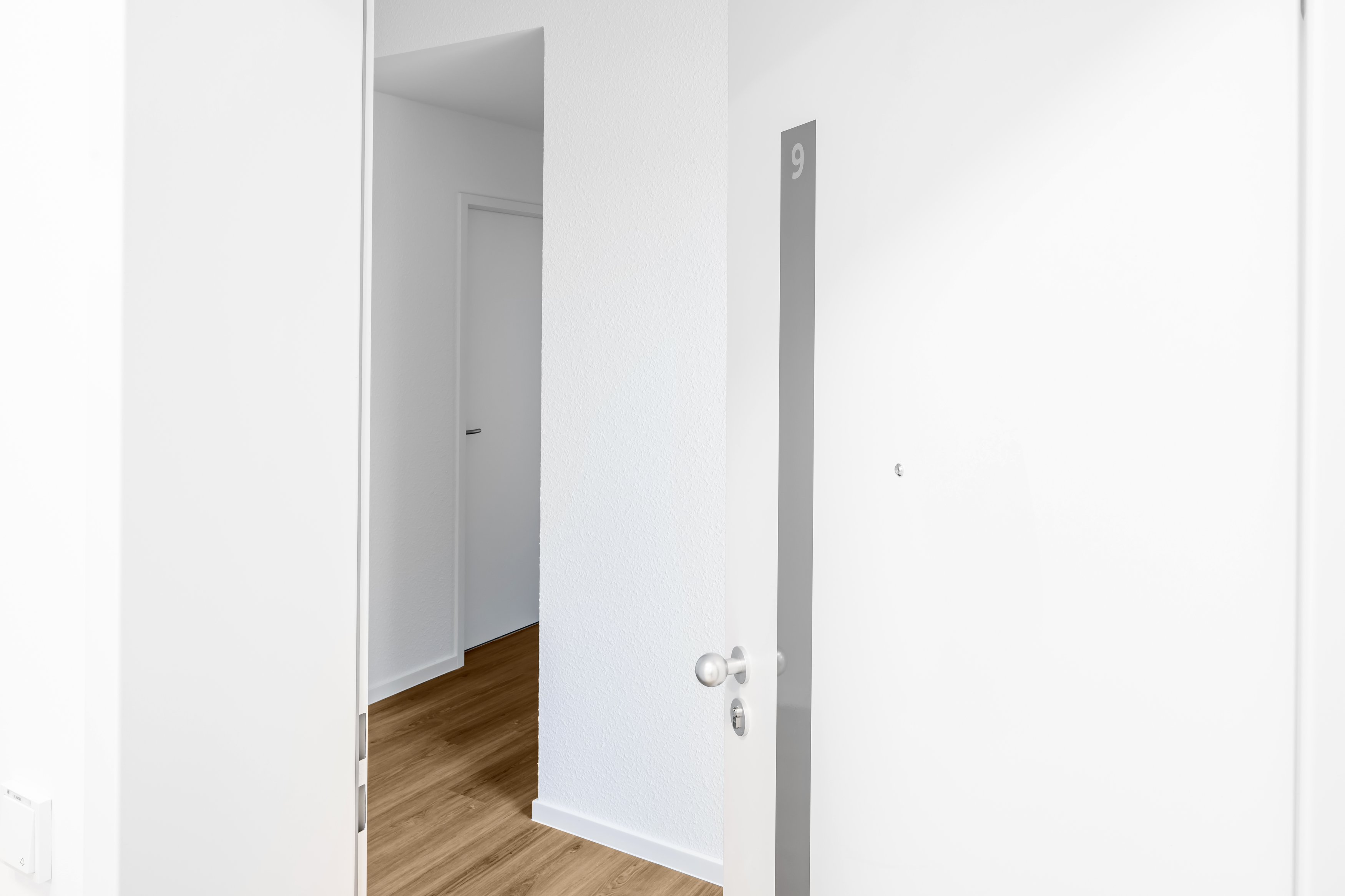 Offene Eingangstür einer Eigentumswohnung mit Blick in den hellen Flur – gepflegtes Sondereigentum im Rahmen der SEV-Verwaltung von Volksbank Immobilien Kassel Göttingen